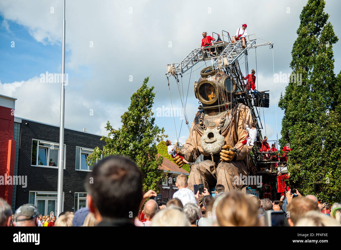 Leeuwarden, Pays-Bas, 18 août, 2018. La célèbre production de Royal de Luxe  fait sa première hollandaise dans la capitale européenne de la Culture. Ces  grands géants à pied les rues de Leeuwarden