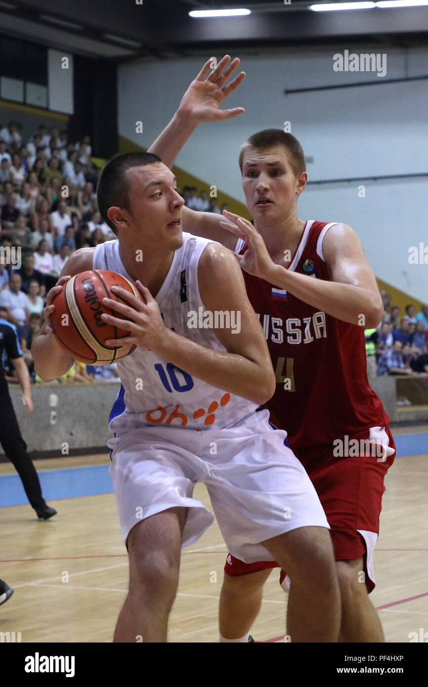 Sarajevo, Bosnie-Herzégovine. Août 18, 2018. Valentin Vidovic (L) de la Bosnie-Herzégovine fait concurrence au cours d'un match final entre la BiH et la Russie à la FIBA U16 Championnat d'Europe Division B à Sarajevo, Bosnie-Herzégovine, le 18 août, 2018. La Russie a gagné 83-77. Credit : Haris Memija/Xinhua/Alamy Live News Banque D'Images