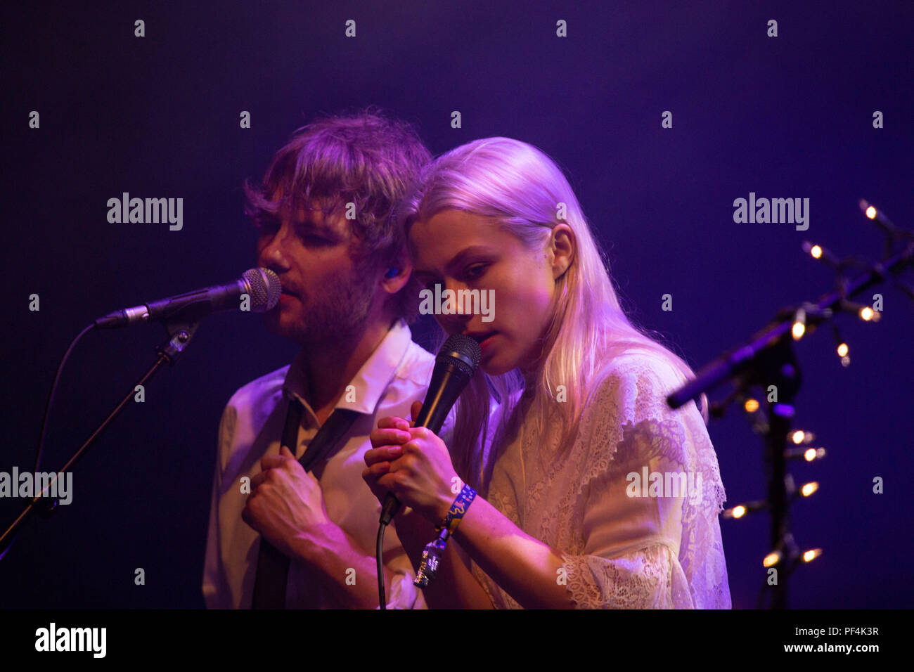 PHOEBE BRIDGERS, JEUNE, CONCERT DE 2018 : une jeune Phoebe Bridgers joue sur la scène Tiny Walled Garden Stage le deuxième jour du festival de musique Green Man à Glanusk Park, Brecon, pays de Galles, Royaume-Uni le 18 août 2018. Photo : Rob Watkins. INFO : Phoebe Bridgers, une auteure-compositrice-interprète américaine, captive les auditeurs avec ses paroles introspectives et sa voix éthérée. Ses albums « Stranger in the Alps » et « Punisher » mettent en valeur son émotion brute et ses prouesses narratives, la consolidant en tant que figure de proue folk et musique alternative. Banque D'Images