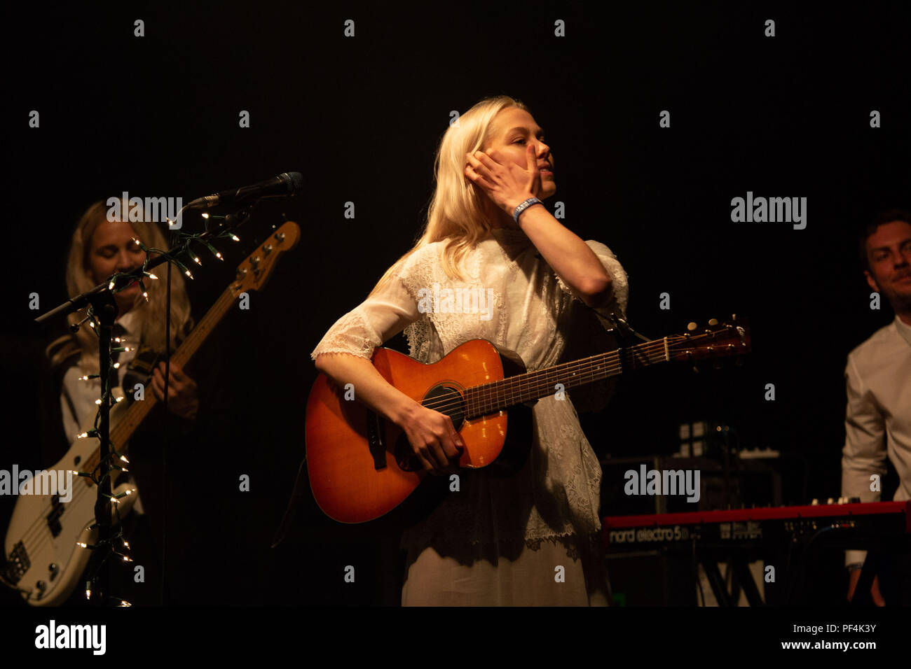 PHOEBE BRIDGERS, JEUNE, CONCERT DE 2018 : une jeune Phoebe Bridgers joue sur la scène Tiny Walled Garden Stage le deuxième jour du festival de musique Green Man à Glanusk Park, Brecon, pays de Galles, Royaume-Uni le 18 août 2018. Photo : Rob Watkins. INFO : Phoebe Bridgers, une auteure-compositrice-interprète américaine, captive les auditeurs avec ses paroles introspectives et sa voix éthérée. Ses albums « Stranger in the Alps » et « Punisher » mettent en valeur son émotion brute et ses prouesses narratives, la consolidant en tant que figure de proue folk et musique alternative. Banque D'Images