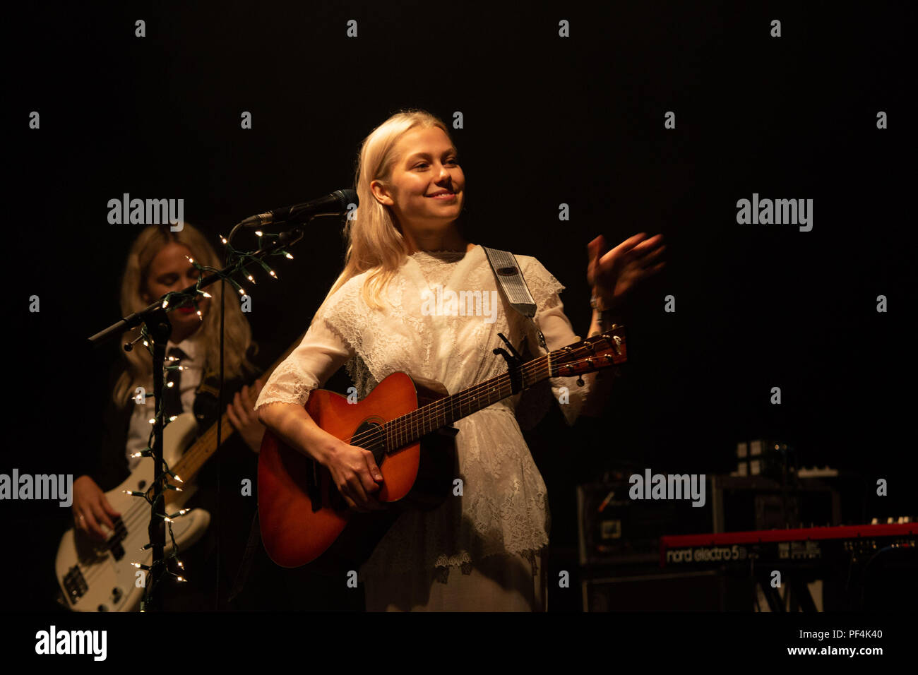 PHOEBE BRIDGERS, JEUNE, CONCERT DE 2018 : une jeune Phoebe Bridgers joue sur la scène Tiny Walled Garden Stage le deuxième jour du festival de musique Green Man à Glanusk Park, Brecon, pays de Galles, Royaume-Uni le 18 août 2018. Photo : Rob Watkins. INFO : Phoebe Bridgers, une auteure-compositrice-interprète américaine, captive les auditeurs avec ses paroles introspectives et sa voix éthérée. Ses albums « Stranger in the Alps » et « Punisher » mettent en valeur son émotion brute et ses prouesses narratives, la consolidant en tant que figure de proue folk et musique alternative. Banque D'Images