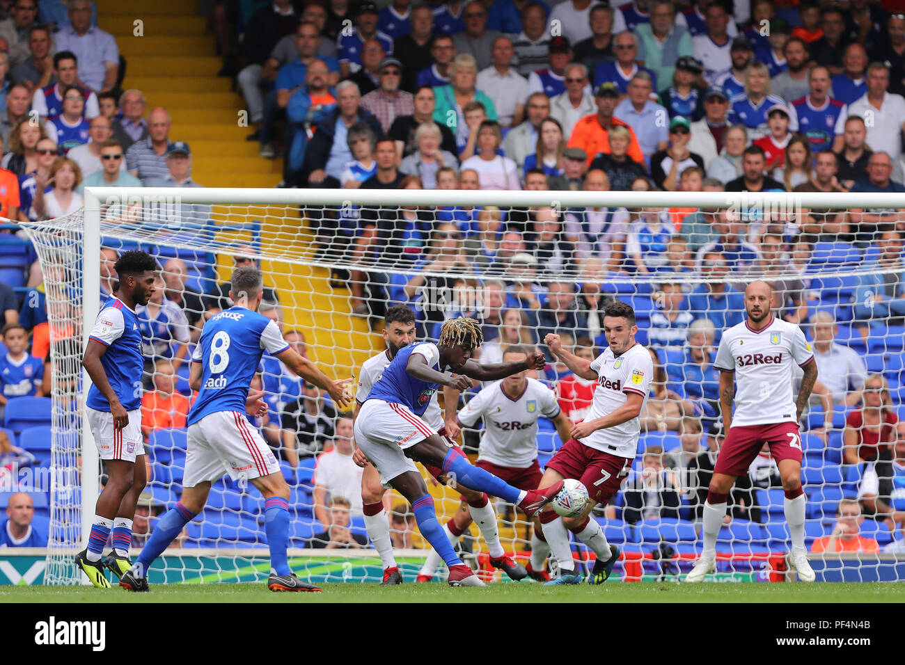 Ipswich, Royaume-Uni.. Août 18, 2018. Trevoh Chalobah d'Ipswich Town marque le but égalisateur, ce qui en fait 1-1 - Ipswich Town v Aston Villa, Sky Bet Championship, Portman Road, Ipswich - 18 août 2018 Crédit : Richard Calver/Alamy Live News Banque D'Images