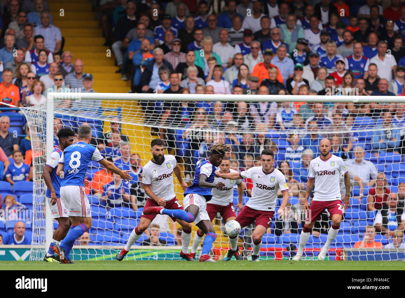 Ipswich, Royaume-Uni.. Août 18, 2018. Trevoh Chalobah d'Ipswich Town marque le but égalisateur, ce qui en fait 1-1 - Ipswich Town v Aston Villa, Sky Bet Championship, Portman Road, Ipswich - 18 août 2018 Crédit : Richard Calver/Alamy Live News Banque D'Images