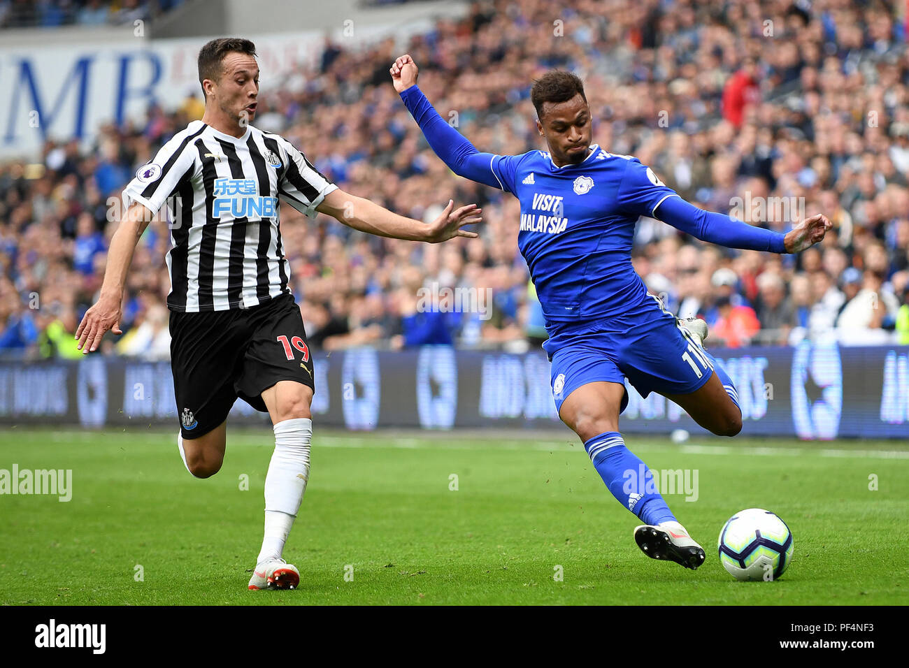 Cardiff, Royaume-Uni.. Août 18, 2018. Josh Murphy de Cardiff City traverse comme Javi Manquillo de Newcastle United a le pouvoir d'arrière - Cardiff City v Newcastle United, Premier League, Cardiff City Stadium, Cardiff - 18 août 2018 Crédit : Richard Calver/Alamy Live News Banque D'Images