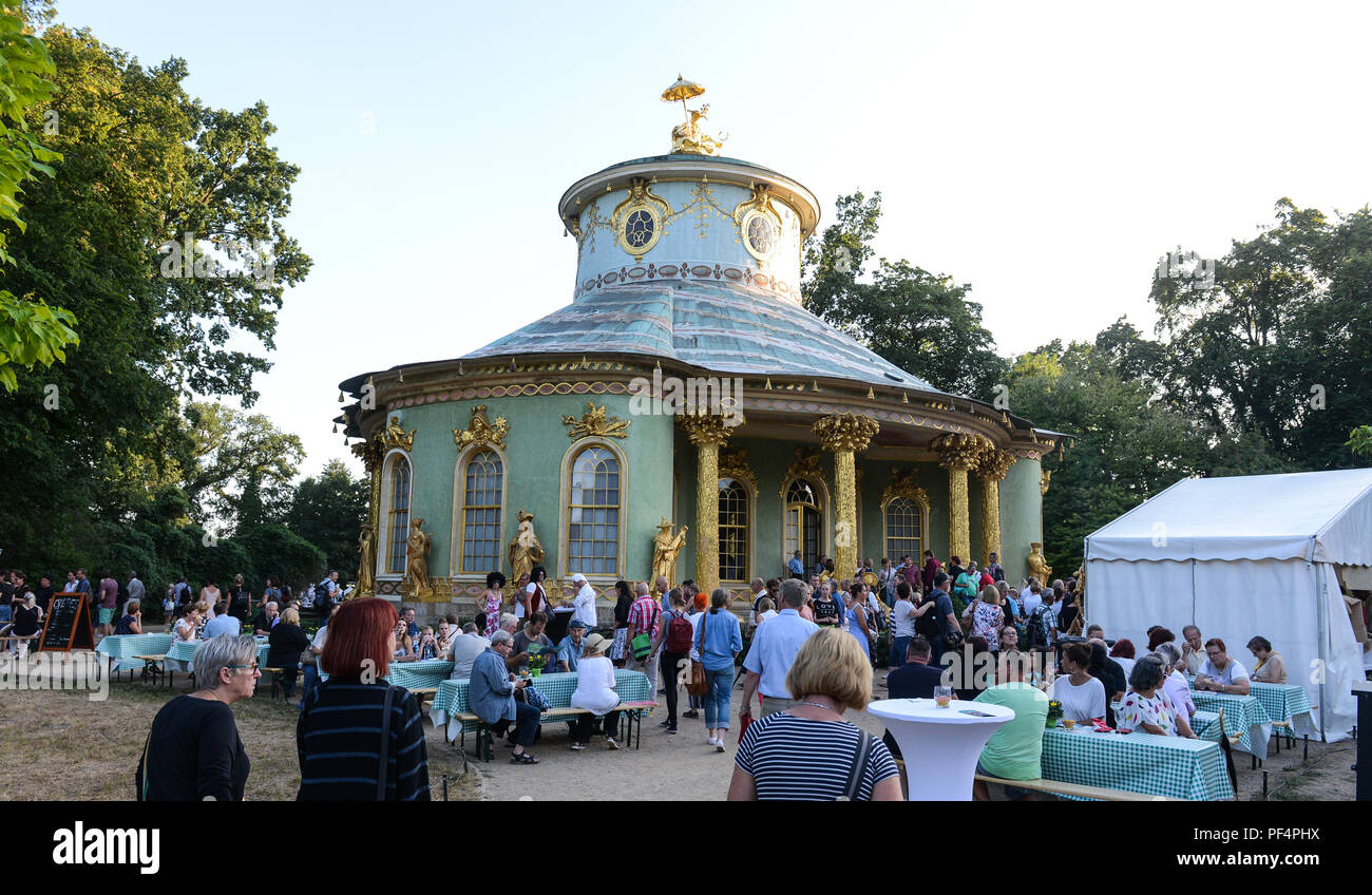 Potsdam, Allemagne. Août 18, 2018. Les visiteurs au Palais de Potsdam sont nuit debout à la maison chinoise dans le parc de Sanssouci. Credit : Julian Stähle/dpa-Zentralbild/dpa/Alamy Live News Banque D'Images