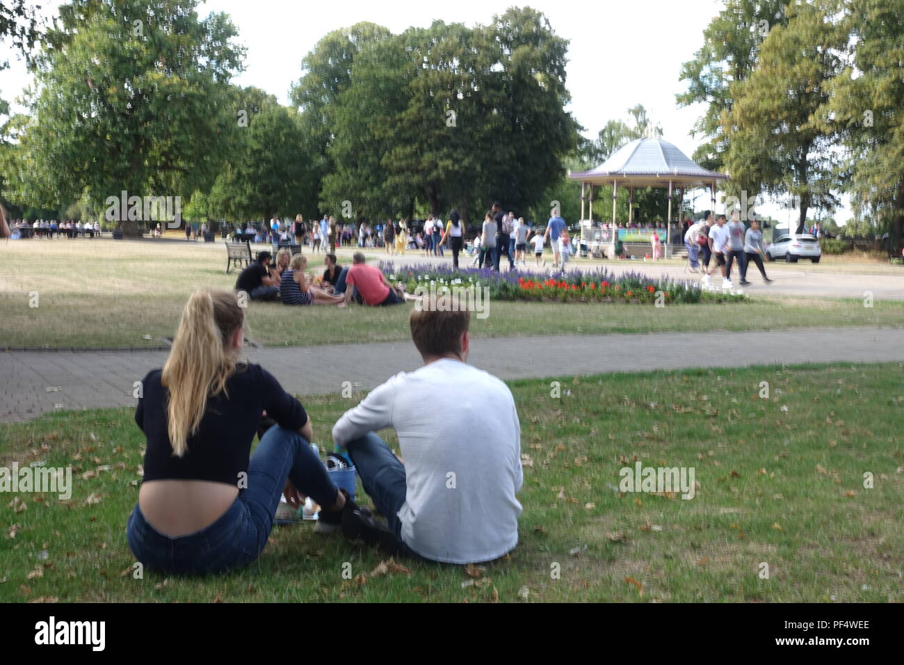 Windsor, Royaume-Uni. 19 août 2018. UK Météo : ciel bleu avec des nuages sur une chaude journée de Windsor, les gens écoutent un groupe jouant ce dans le kiosque de l'Alexandra Gardens. Matthieu Ashmore/Alamy Live News Banque D'Images