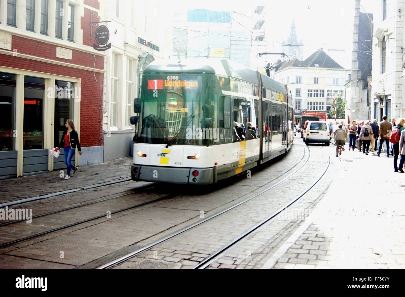 6308 Tramway de De Lijn passe par Gand, Belgique Banque D'Images