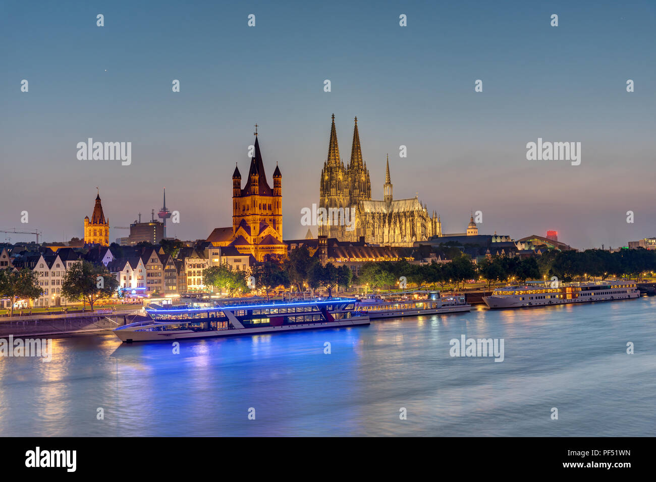 La célèbre skyline de Cologne avec le Rhin et la cathédrale au crépuscule Banque D'Images