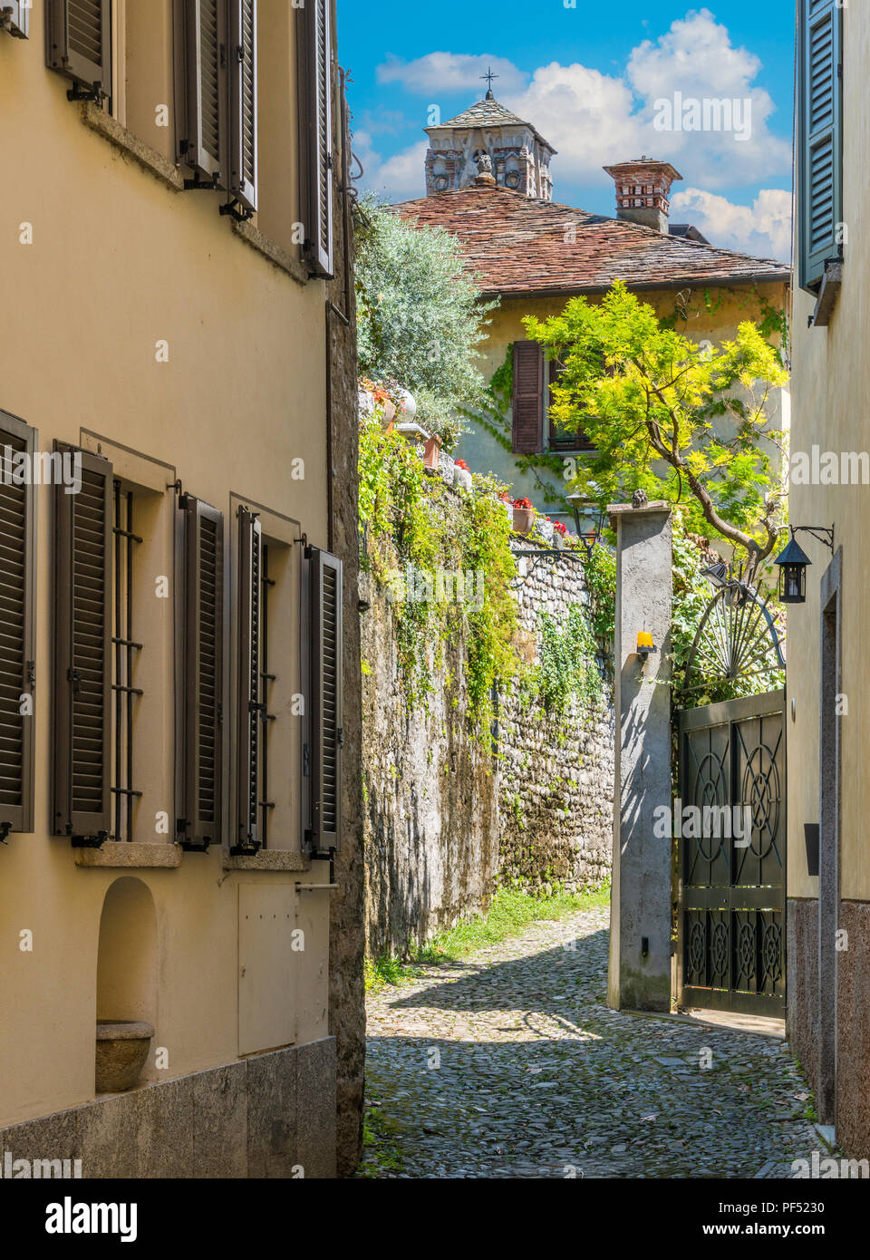 Vue panoramique à Lenno, petit village magnifique et donnant sur le lac de Côme, Lombardie, Italie. Banque D'Images