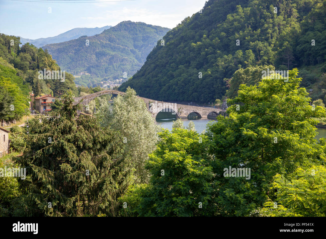 L'étrange cinq-pont en arc de Borgo a Mozzano (Toscane - Italie) construit sur la rivière Serchio. Banque D'Images
