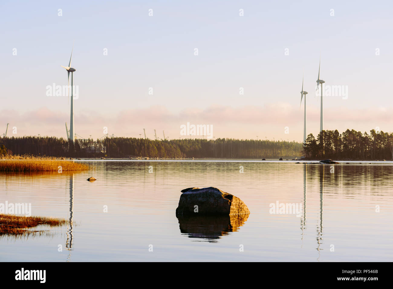 Vue d'automne sur le port de Kotka, Finlande et les producteurs d'électricité éolienne de la ferme Banque D'Images