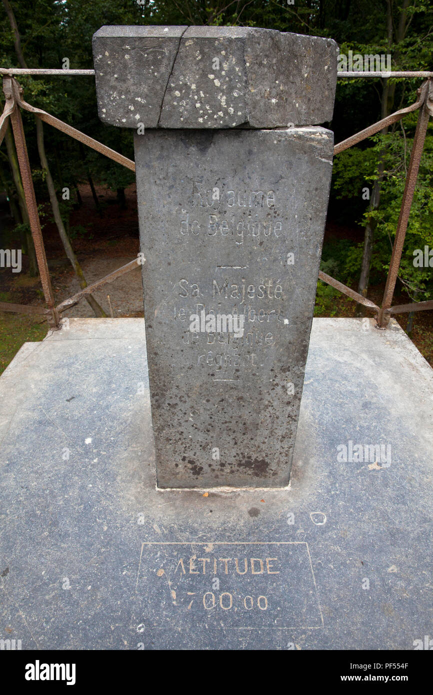 Point de mesure de l'altitude à l'Rotkreuzplatz Hill, point culminant de la Belgique (700 mètres au-dessus du niveau de la mer), Botrange, Hautes Fagnes, est des Ardennes. Hoehenmesspunkt Banque D'Images Point de mesure de l'altitude à l'Rotkreuzplatz Hill, point culminant de la Belgique (700 mètres au-dessus du niveau de la mer), Botrange, Hautes Fagnes, est des Ardennes. Hoehenmesspunkt Banque D'Images