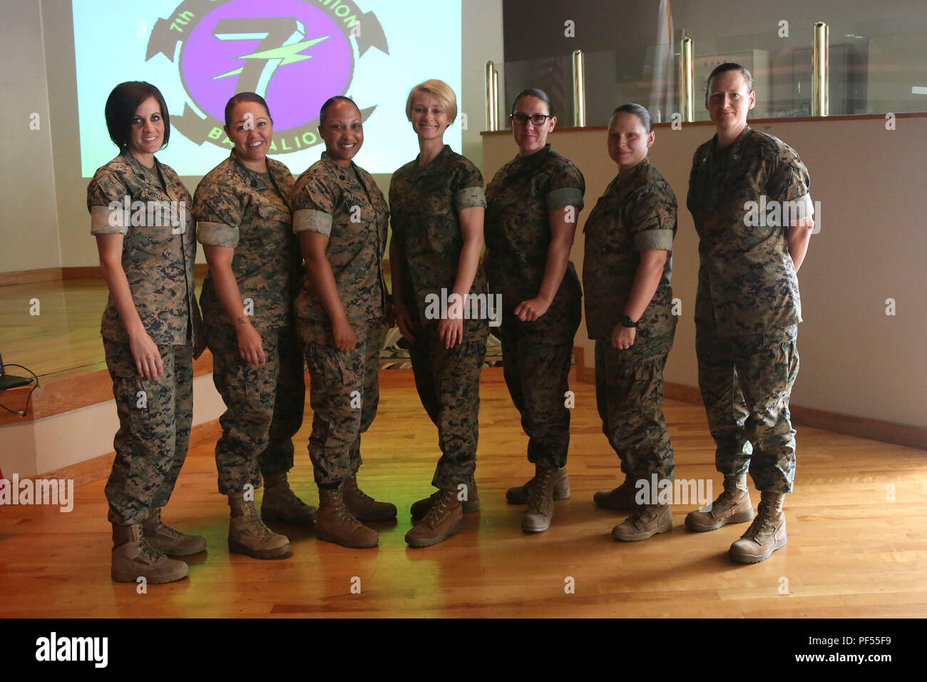 CAMP HANSEN, Okinawa, Japon - Marines posent pour une photo après un brunch le 10 août, sur Camp Hansen, Okinawa, Japon. Le Brunch a été organisé pour célébrer les 100 ans de femmes servant dans le Corps des Marines. Marines de toute l'île ont participé à cet événement. (U.S. Marine Corps photo par Lance Cpl. Sarah N. Petrock) Banque D'Images