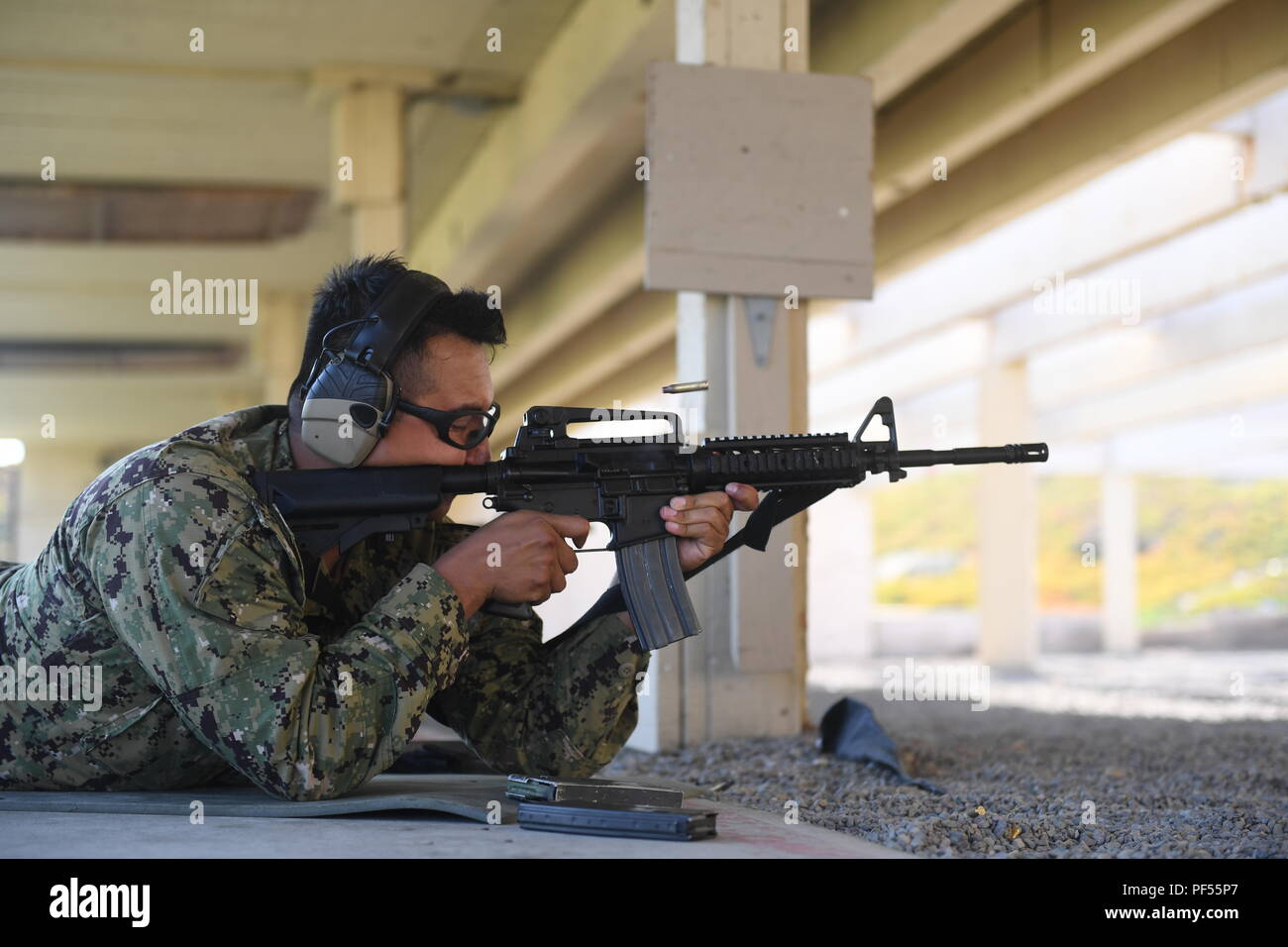180810-N-KG738-1259 SAN DIEGO (Août 10, 2018) Chef Gunner's Mate Richard Lopez, de la littoral basée à San Diego lutter contre le USS Indépendance (LCS 2), rivalise pour honneurs individuellement et en équipe de tir durant la 37e Semaine annuelle de la ligne de surface au Naval Air Station North Island, en Californie. Lopez était à égalité en première place après la première ronde de la compétition. Ligne de surface Semaine est une tradition de longue date pour mettre en valeur les compétences professionnelles et sportives tout en améliorant la camaraderie et l'esprit d'équipe entre la surface de travail. (U.S. Photo par marine Spécialiste de la communication de masse ligneuse de 1ère classe S. Le Pas Banque D'Images