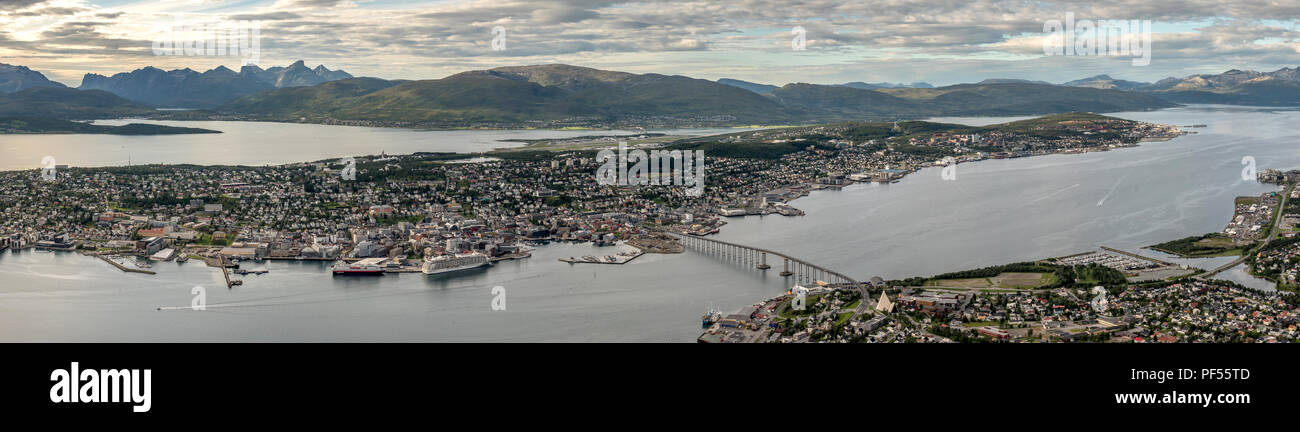 Vue panoramique de Tromso avec Kvaloya montagnes en arrière-plan et la mer entourant la ville. Troms, Norvège Banque D'Images