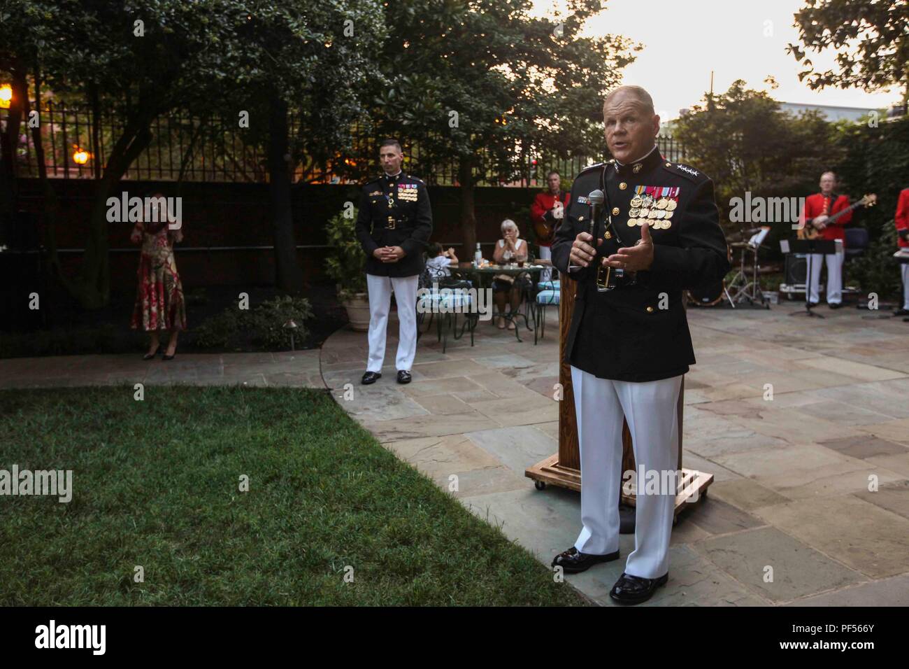 Commandant de la Marine Corps le général Robert B. Neller parle aux invités avant une soirée chez Marine Barracks parade de Washington, D.C., le 10 août 2018. Richard C. Spencer était l'invité d'honneur lors de cette soirée de défilé. (U.S. Marine Corps photo par le Sgt. Olivia G. Ortiz) Banque D'Images