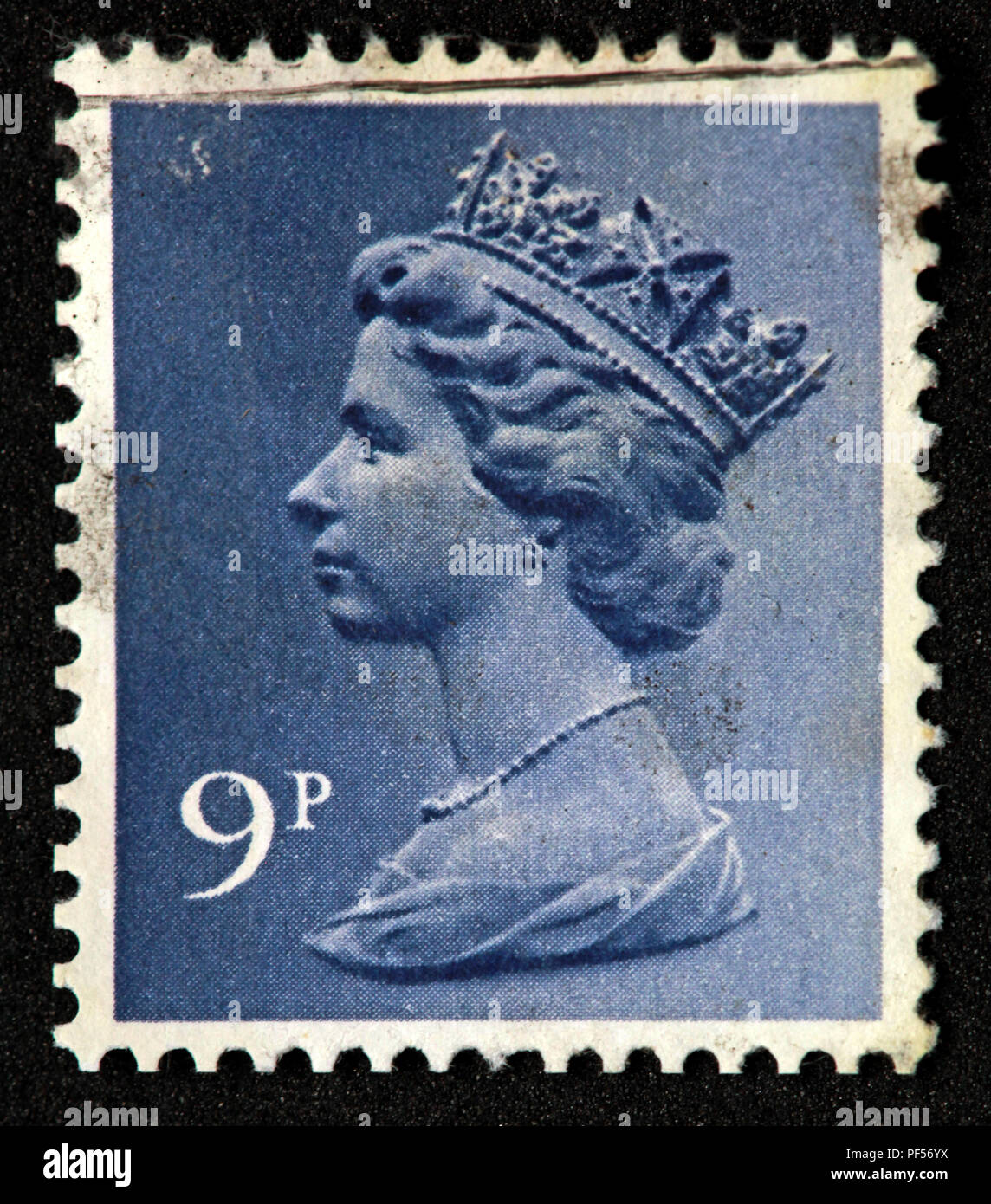 Utilisé affranchis blue British UK stamp - 9p - La reine Elizabeth II Banque D'Images