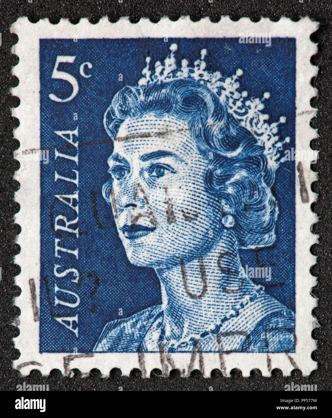Utilisé en Australie 5c blue Stamp avec la reine Elizabeth II Banque D'Images
