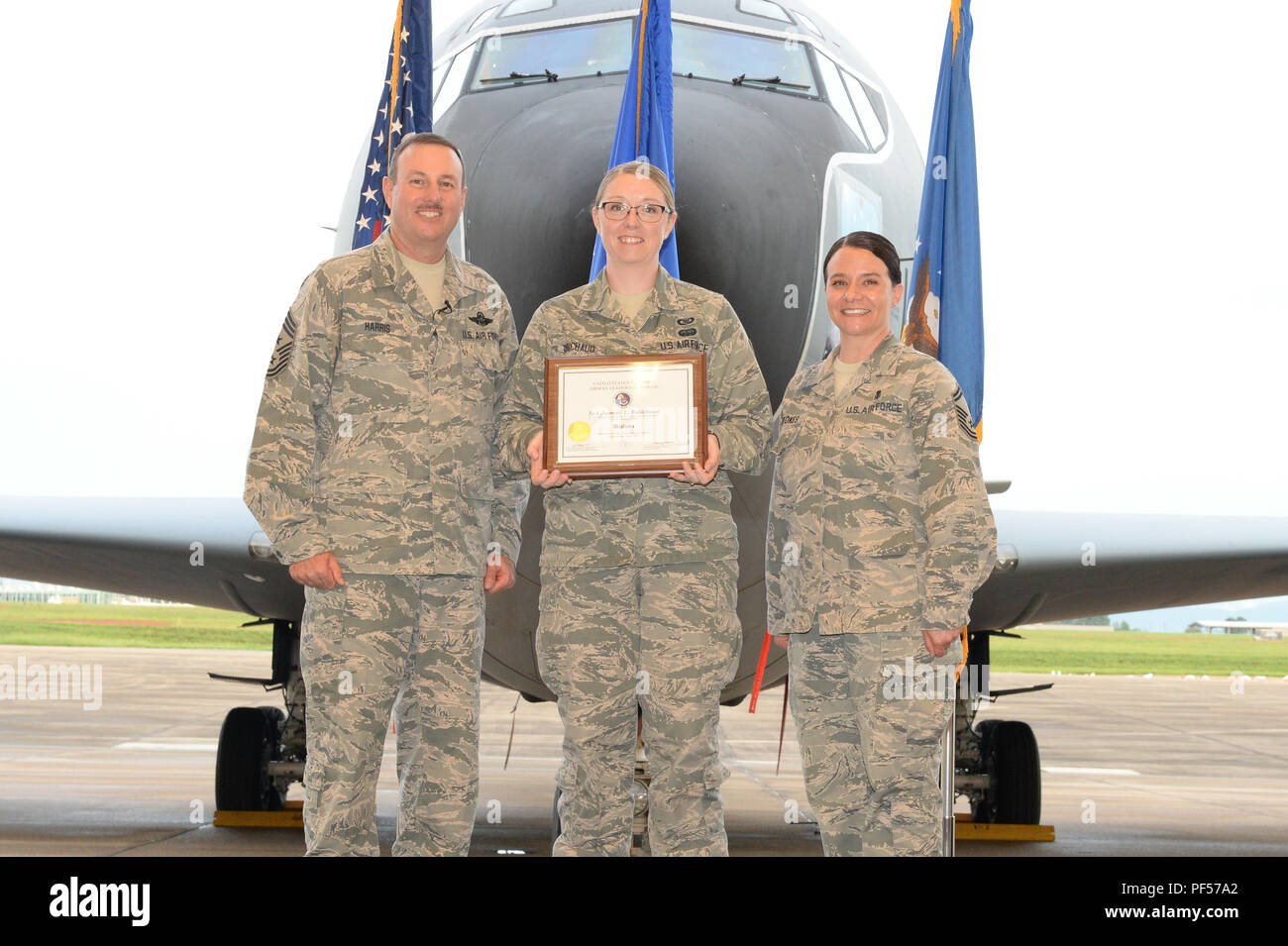 Airman Senior Jasmine Robichaud, à partir de la 132e Escadre de ravitaillement en vol, reçoit le prix remis aux meilleurs diplômés pour Airman Leadership School class 18-9 du chef Master Sgt. Mark Harris, premier chef de la Tennessee enrôlé, garde et capitaine principal Sgt. Stokes Ramey, Commandant de l'intérimaire Paul H. Lankford enrôle PME Centre, ici, 9 août 2018, à l'I.G. Centre de formation et d'éducation de Brown à Louisville, au Tennessee diplômé distingué le prix est présenté à la page 10 pour cent de la classe. (U.S. Air National Guard photo par le Sgt. Jerry D. Harlan) Banque D'Images