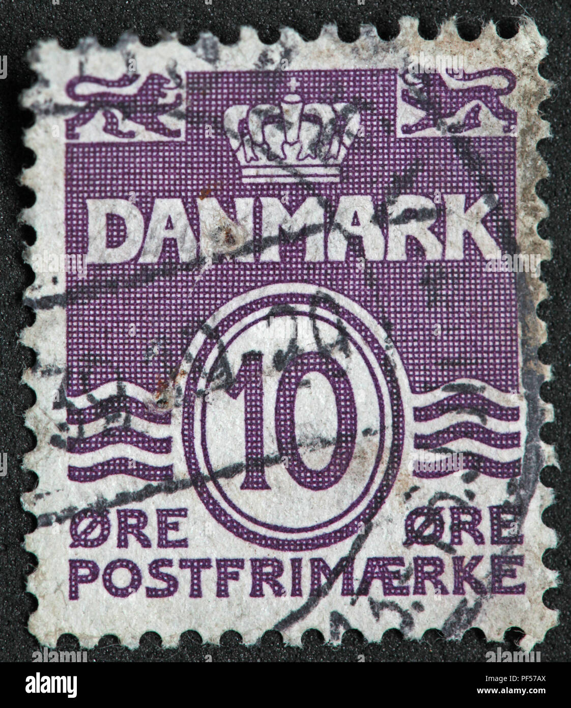 Utilisé 10 ore Danmark Danemark, timbre violet - Postfrimaerke Banque D'Images