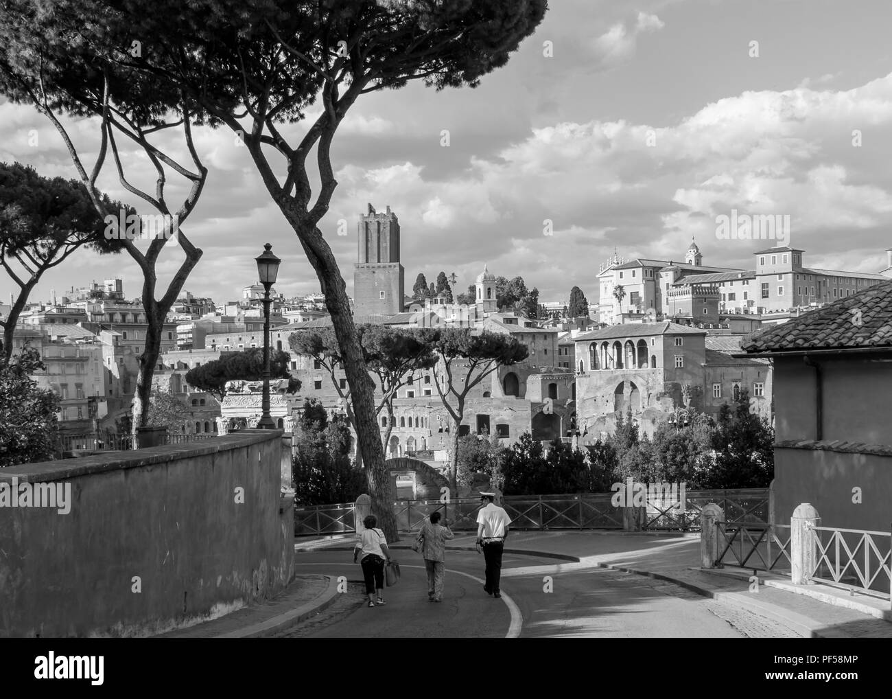 Photo Noir Et Blanc De Gens Marcher Dans Les Rues De Rome Italie Photo Stock Alamy Photo Noir Et Blanc De Gens Marcher Dans Les Rues De Rome Italie Photo Stock Alamy