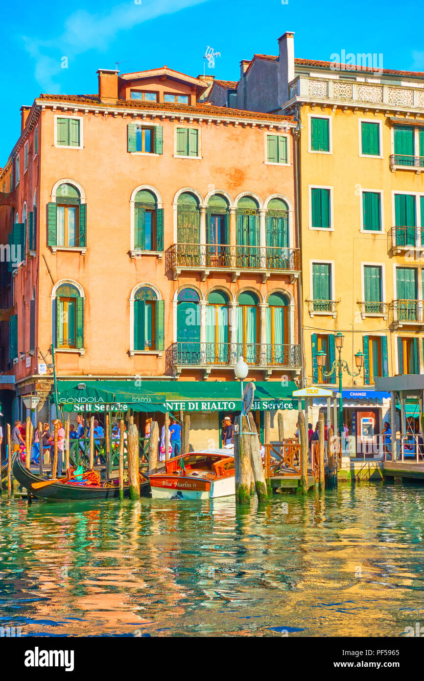 Venise, Italie - 15 juin 2018 : Le Grand Canal à Venise près du Pont du Rialto avec gondoles et bateaux amarrés Banque D'Images