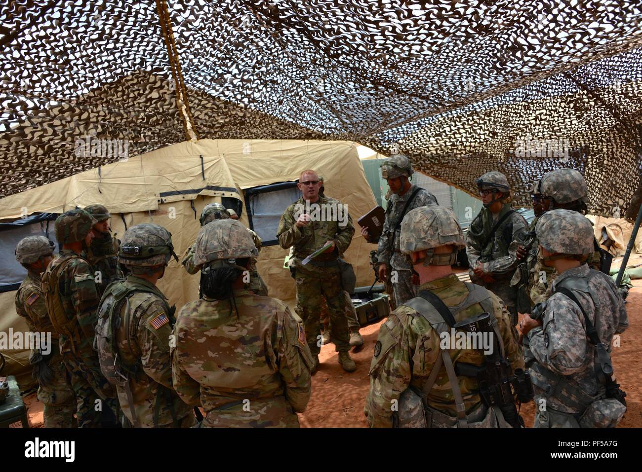 Fort Bliss (Texas) - Des soldats de la Brigade du 230e Bataillon de soutien (BSB) médecins reçoivent une séance d'affectation de leur traitement In-Charged sous-officier (sergent) NCOIC William Robinson de la Compagnie Charlie 230e BSB. Le 230e fait partie de la 30e Brigade blindée contre les volumes exportables (capacité de formation XCTC) de l'exercice. L'exercice est l'un des 30e plus grand exercice dans l'histoire récente, avec plus de 4 000 soldats citoyens à partir de la Caroline du Nord, Caroline du Sud, West Virginia, Minnesota, et le pays de la Moldova s'aiguiser leurs compétences de combat de "tirer, se déplacer, communiquer et soutenir" Banque D'Images