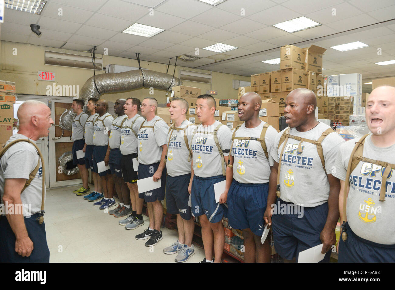 Djibouti - CAMP LEMONNIER, maîtres de 1re classe sélectionnée pour le premier maître de sont équipés pour leur nouveau uniformes kaki à l'échange de la Marine sur la base au cours de CPO 365 Phase II, le 14 août 2018. CPO 365 Phase II, également connu sous le nom de la saison, se termine par une cérémonie de l'épinglage en septembre. Banque D'Images
