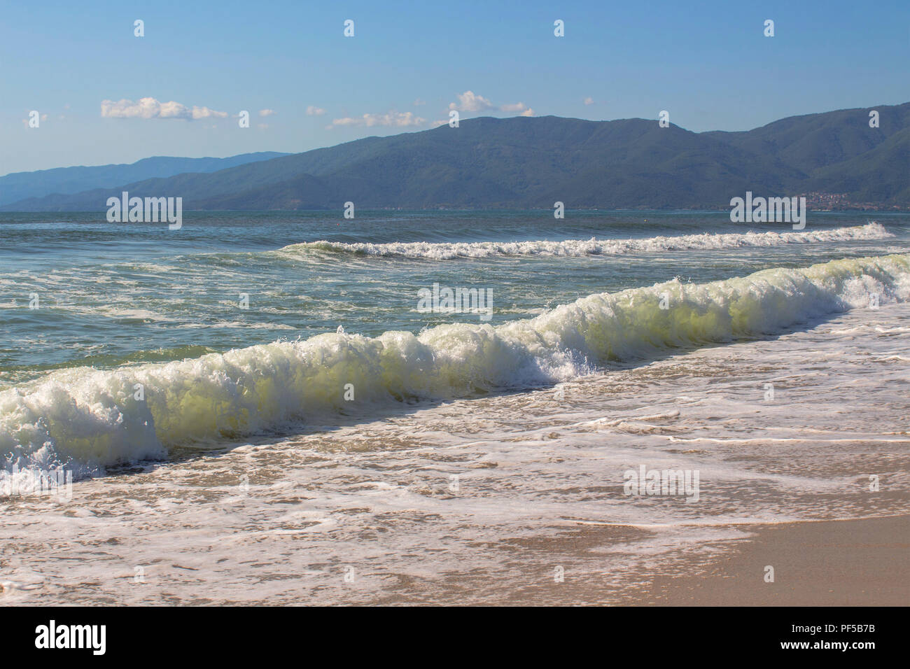 Paysage de la mer de la côte égéenne contre les silhouettes des collines de la montagne. Banque D'Images