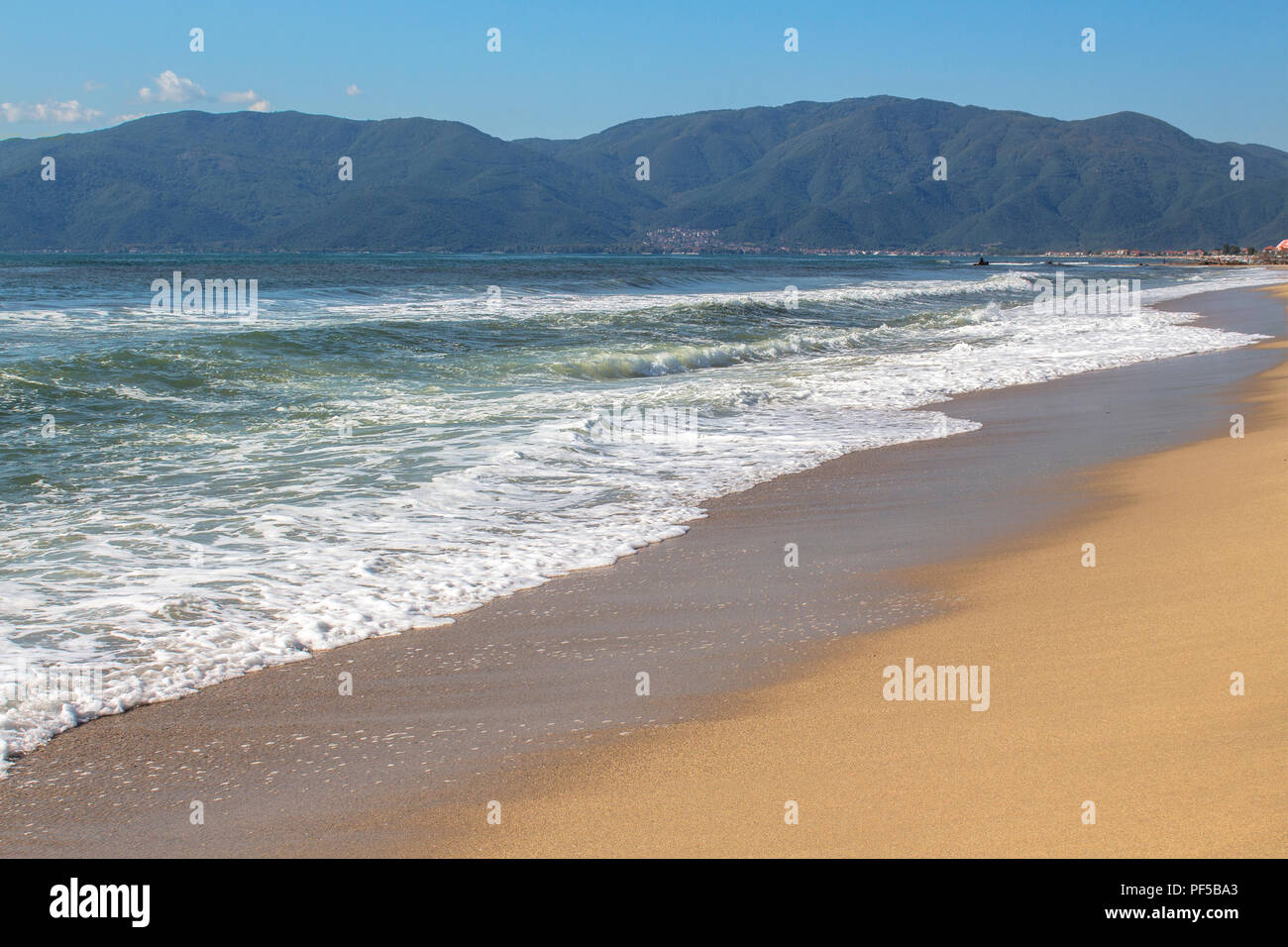 Paysage de la mer de la côte égéenne contre les silhouettes des collines de la montagne. Banque D'Images