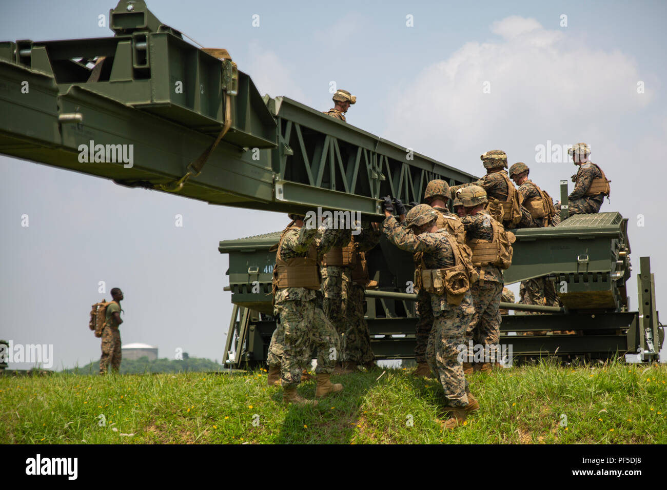 Les Marines et les marins se préparent à lancer un changement de nez pendant la phase de démontage d'un système multi-niveau opération relais 9 août 2018 au Camp Hansen, Okinawa, Japon. Marines avec Bridge Company, 9e, 3e Bataillon d'appui du Groupe logistique maritime et naval de marins avec un bataillon de construction Mobile 5 montés et démontés un pont moyen, qui est utilisé pour transporter le personnel et le matériel sur de grandes lacunes et les plans d'eau. (U.S. Marine Corps photo de la FPC. Terry Wong) Banque D'Images