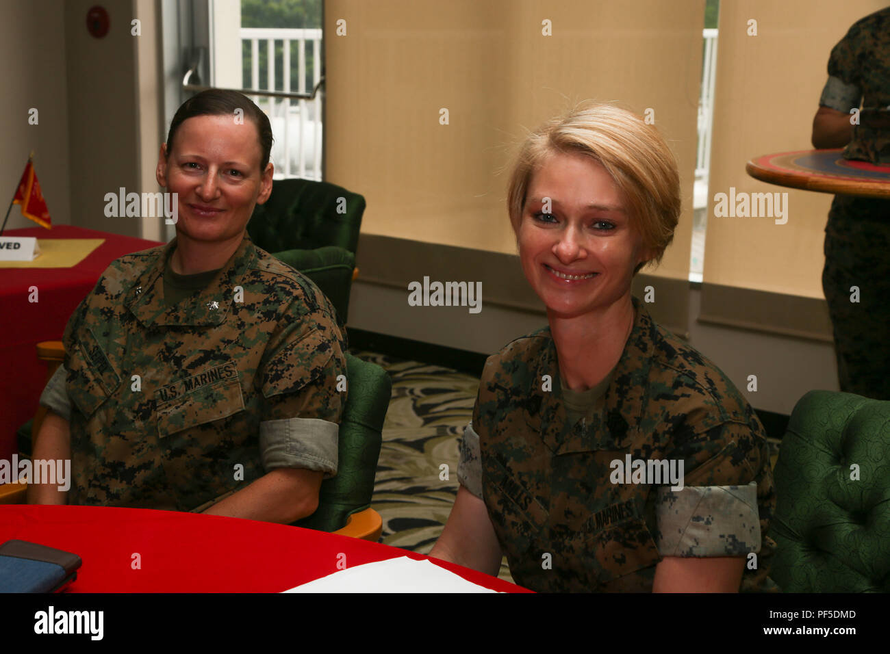CAMP HANSEN, Okinawa, Japon - Le Lieutenant-colonel. Petra L. Seipel, gauche, pose pour une photo avec GySgt. Cheryl K. Mills au cours d'un brunch le 10 août, sur Camp Hansen, Okinawa, Japon. Le Brunch a été organisé pour célébrer les 100 ans de femmes servant dans le Corps des Marines. Marines de toute l'île ont participé à cet événement. (U.S. Marine Corps photo par Lance Cpl. Sarah N. Petrock) Banque D'Images