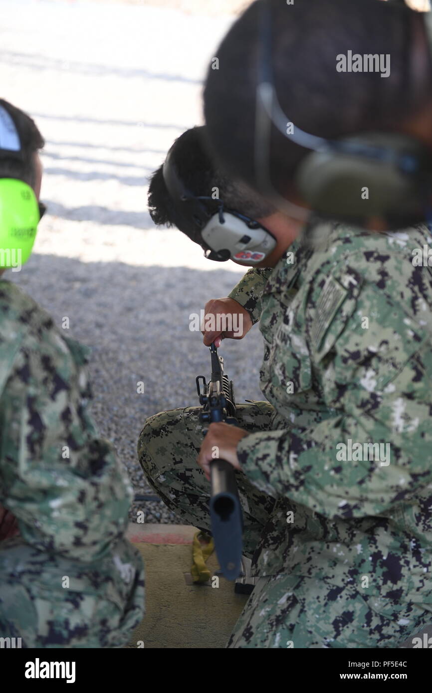 180810-N-KG738-1028 SAN DIEGO (Août 10, 2018) Chef Gunner's Mate Richard Lopez, de la littoral basée à San Diego lutter contre le USS Indépendance (LCS 2), contribue à sa concurrence faire vue ajustement durant le concours de tir de la 37e Semaine annuelle de la ligne de surface au Naval Air Station North Island, en Californie. Lopez était à égalité en première place après la première ronde de la compétition. Ligne de surface Semaine est une tradition de longue date pour mettre en valeur les compétences professionnelles et sportives tout en améliorant la camaraderie et l'esprit d'équipe entre la surface de travail. (U.S. Photo de la marine par la communication de masse spec Banque D'Images