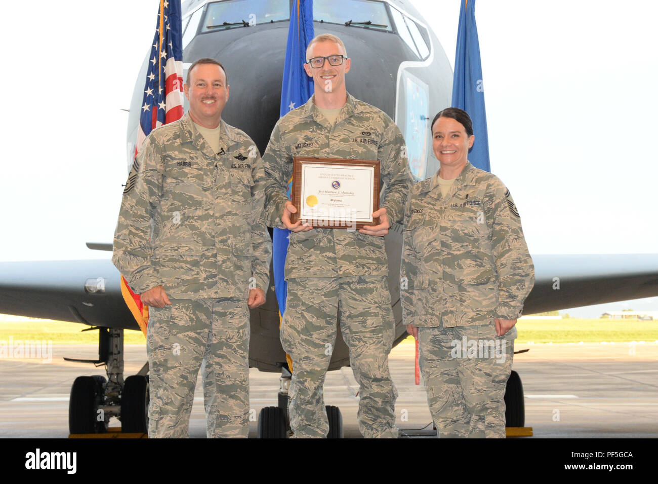 Matoskey Senior Airman Matthieu, à partir de la 161e Escadron de génie civil, reçoit le prix remis aux meilleurs diplômés pour Airman Leadership School class 18-9 du chef Master Sgt. Mark Harris, premier chef de la Tennessee enrôlé, garde et capitaine principal Sgt. Stokes Ramey, Commandant de l'intérimaire Paul H. Lankford enrôle PME Centre, ici, 9 août 2018, à l'I.G. Centre de formation et d'éducation de Brown à Louisville, au Tennessee diplômé distingué le prix est présenté à la page 10 pour cent de la classe. (U.S. Air National Guard photo par le Sgt. Jerry D. Harlan) Banque D'Images