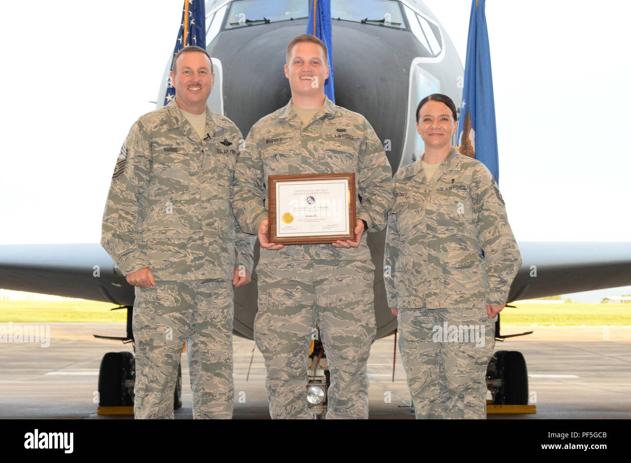 Airman Senior Harrison Whipple, du 109e Escadron de l'air, reçoit le prix remis aux meilleurs diplômés pour Airman Leadership School class 18-9 du chef Master Sgt. Mark Harris, premier chef de la Tennessee enrôlé, garde et capitaine principal Sgt. Stokes Ramey, Commandant de l'intérimaire Paul H. Lankford enrôle PME Centre, ici, 9 août 2018, à l'I.G. Centre de formation et d'éducation de Brown à Louisville, au Tennessee diplômé distingué le prix est présenté à la page 10 pour cent de la classe. (U.S. Air National Guard photo par le Sgt. Jerry D. Harlan) Banque D'Images