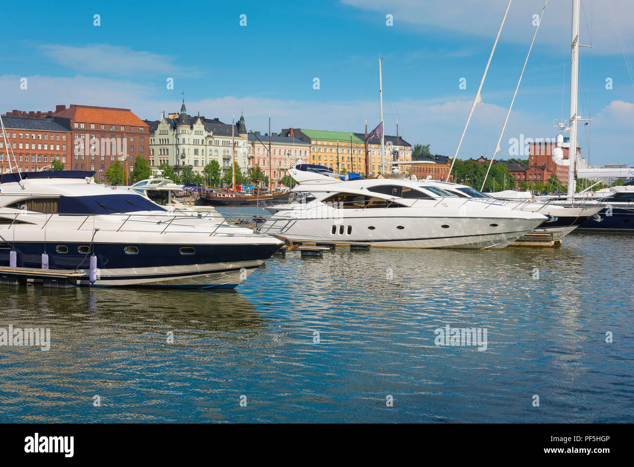 L'été d'Helsinki vue Marina, de loisirs bateaux amarrés dans la marina de l'île de Katajanokka, à Helsinki, en Finlande. Banque D'Images