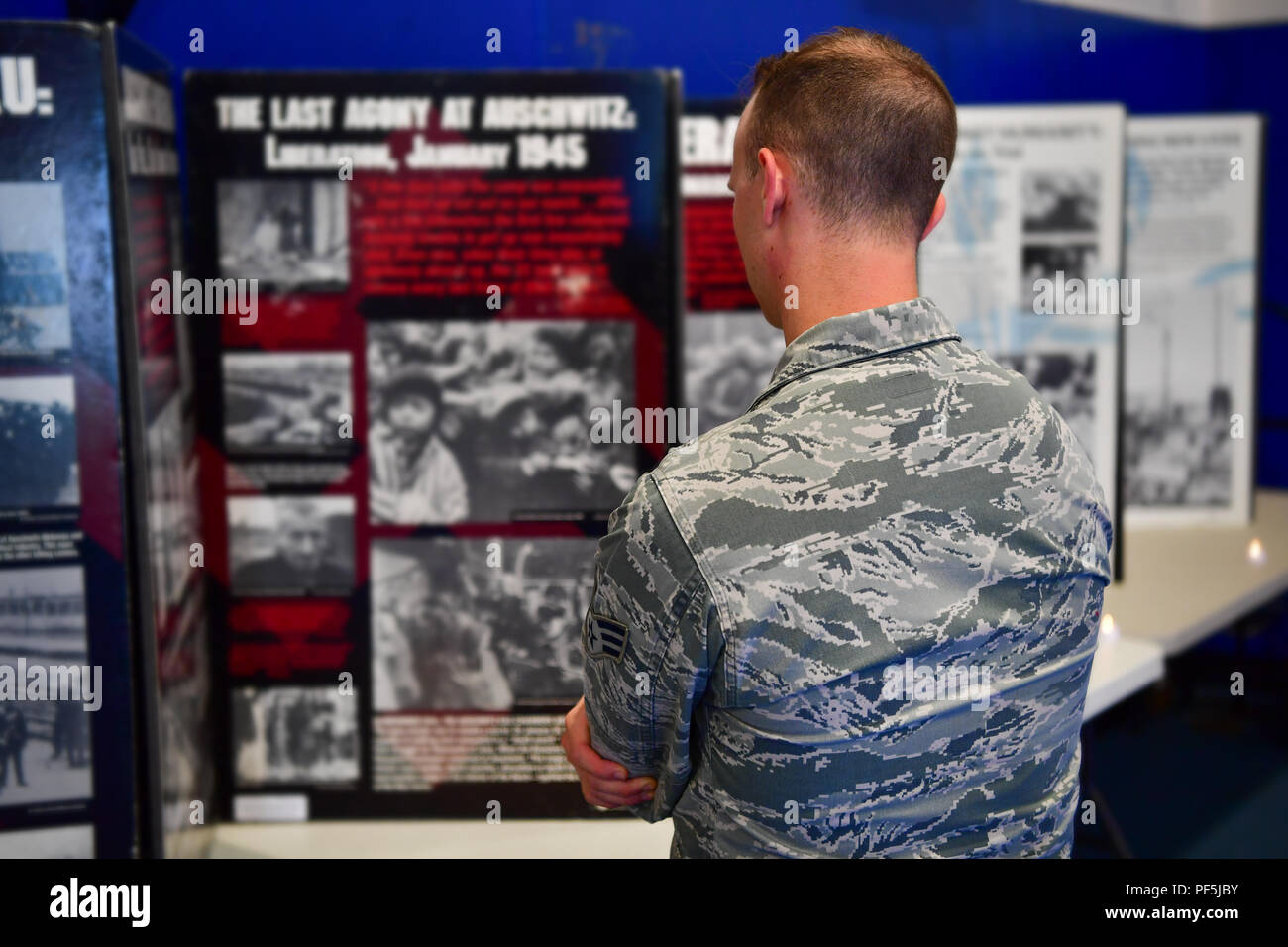 Un aviateur se lit à travers une chronologie afficher pendant l'événement Journées du souvenir à Schriever Air Force Base, Colorado, le 9 août, 2018. Les gens avaient la chance de voir la seconde guerre mondiale, artefacts et entendre d'un survivant de l'holocauste pendant l'événement, conçu pour accroître la sensibilisation à l'Holocauste. (U.S. Air Force photo par Kathryn Calvert) Banque D'Images