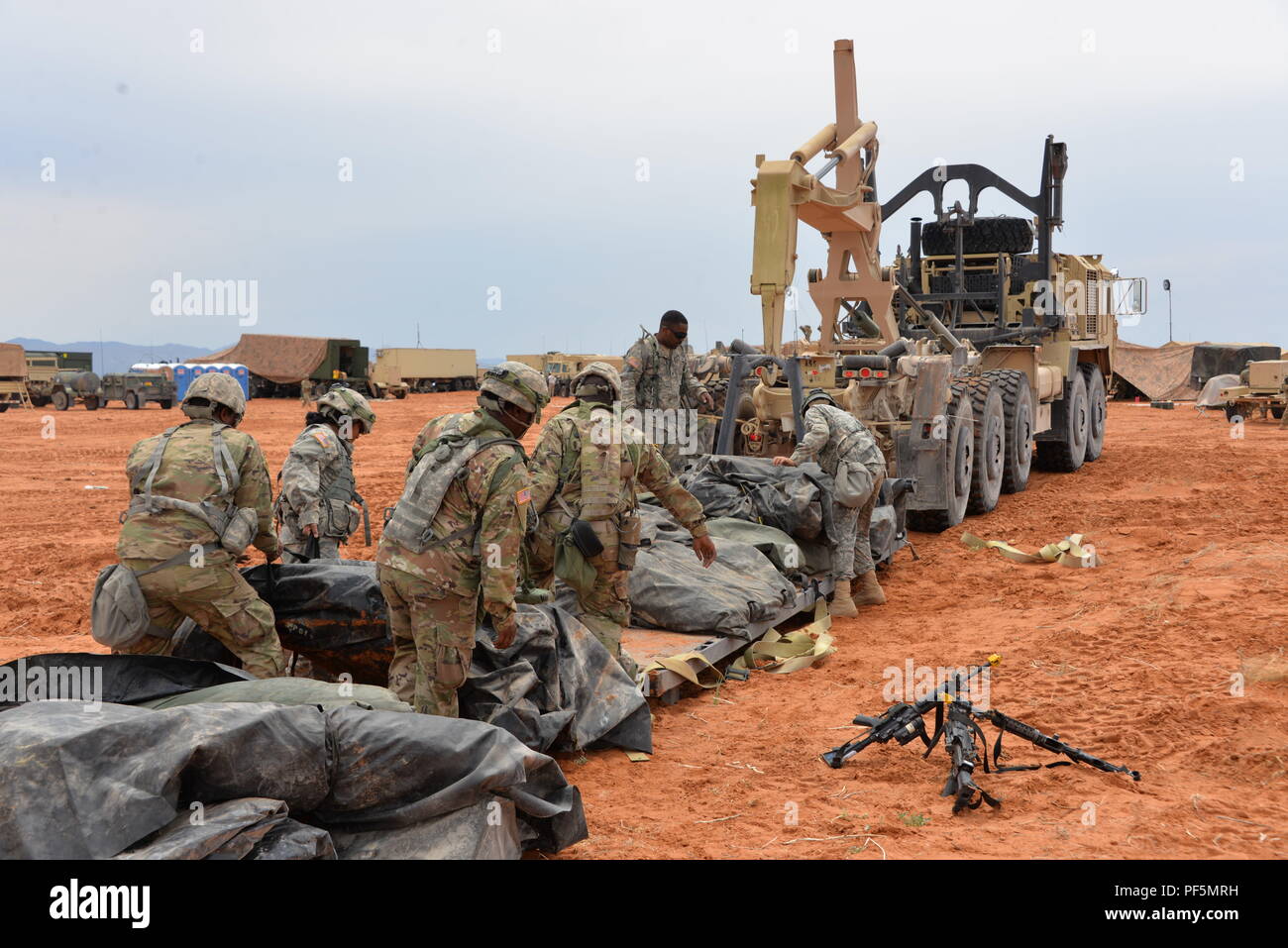 Fort Bliss (Texas) - Des soldats de la 230e Bataillon de soutien de la Brigade de l'équipement de charge hors tension et tentes à leur zone de préparation à mettre en place pour leurs prochaines missions. Le 230e fait partie de la 30e Brigade blindée contre les volumes exportables (capacité de formation XCTC) de l'exercice. L'exercice est l'un des 30e plus grand exercice dans l'histoire récente, avec plus de 4 000 soldats citoyens à partir de la Caroline du Nord, Caroline du Sud, West Virginia, Minnesota, et le pays de la Moldova s'aiguiser leurs compétences de combat de "tirer, se déplacer, communiquer et soutenir". (U.S. La Garde nationale de l'armée photo par le Sgt. Odaliska Almonte, Caroline du Nat Banque D'Images