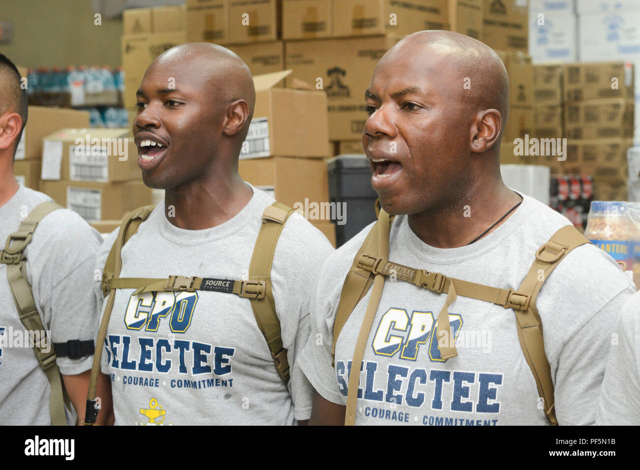 Djibouti - CAMP LEMONNIER, maîtres de 1re classe sélectionnée pour le premier maître de sont équipés pour leur nouveau uniformes kaki à l'échange de la Marine sur la base au cours de CPO 365 Phase II, le 14 août 2018. CPO 365 Phase II, également connu sous le nom de la saison, se termine par une cérémonie de l'épinglage en septembre. Banque D'Images