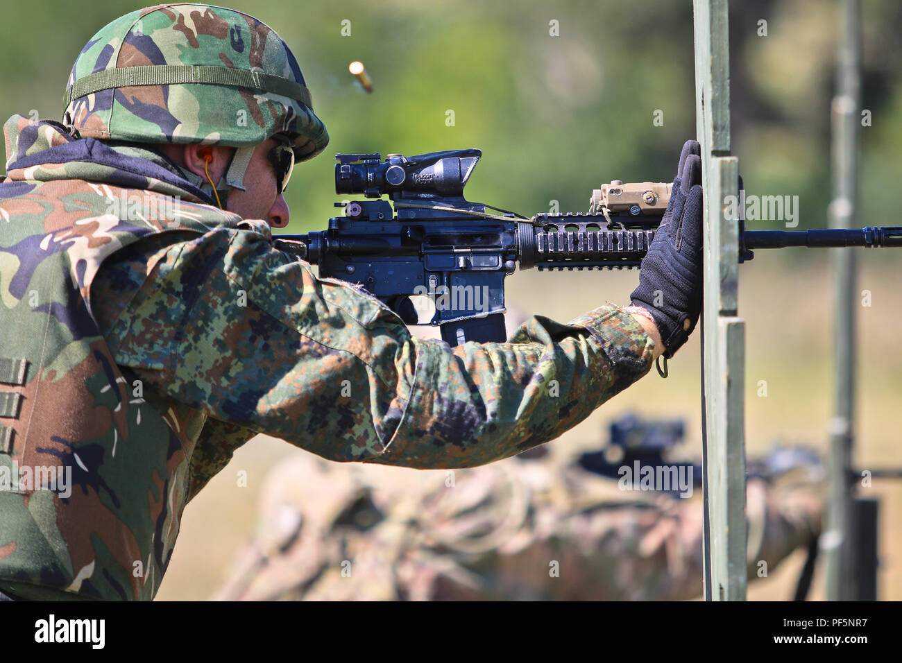 L'Armée bulgare Pvt. Dimitar Petrov du 42e Bataillon d'infanterie de forêt une barrière appuyé M4 carbine pendant un exercice de tir de fusil, Novo Selo, Bulgarie, le 16 août 2018. Cet exercice est à l'appui de la résolution de l'Atlantique, un exercice d'entraînement durables entre l'OTAN et des Forces américaines. (U.S. La Garde nationale de l'armée photo par le Sgt. Jamar Marcel Pugh, 382e Détachement des affaires publiques/ 1ère ABCT, 1er CD/libérés) Banque D'Images