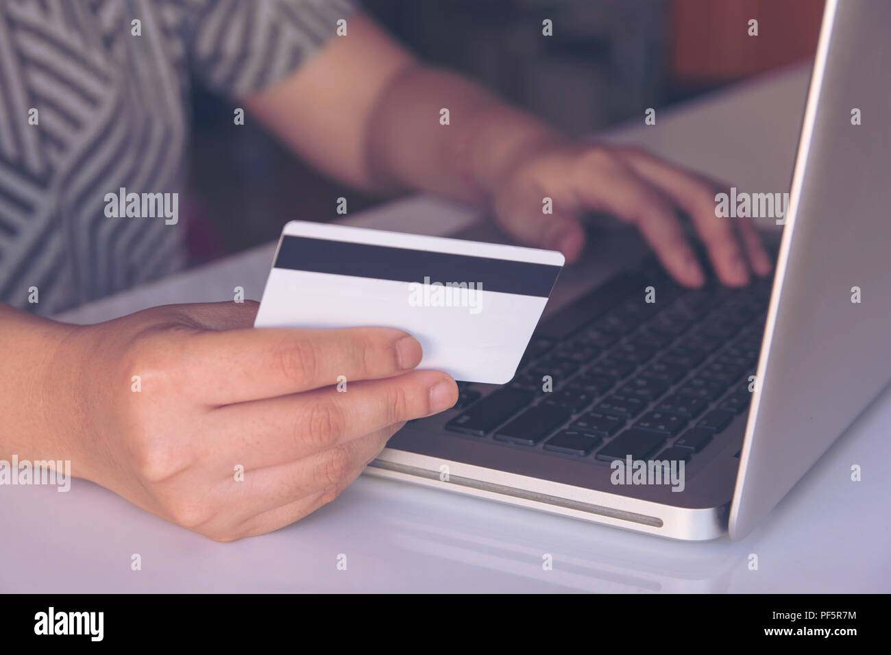 Woman holding credit card et l'utilisation de l'ordinateur portable en ligne Paiement en ligne, achats en ligne Banque D'Images