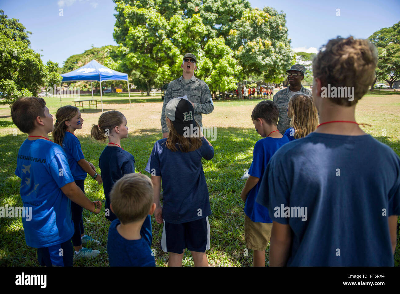 180817-N-NU281-0038 PEARL HARBOR (Août 17, 2018) Tech Sgt. Ian Pyanowski son équipe de pratiques de chant de bataille lors de l'opération sur Hele. L'opération militaire est un sur Hele & Family Support Center programme où les enfants des militaires ont une chance de mieux comprendre ce que beaucoup de leur service actif, les parents font face en devenant un membre militaire pour une journée. (U.S. Photo par marine Spécialiste de la communication de masse 2e classe Justin R. Pacheco) Banque D'Images