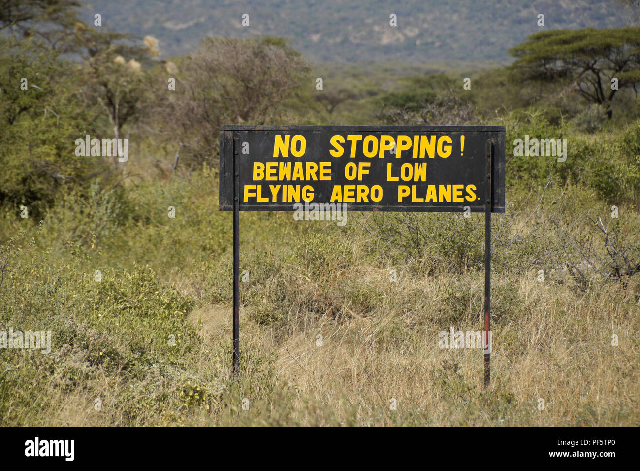 Panneau près de piste rurale à Buffalo Springs/Samburu Game Reserve, Kenya Banque D'Images