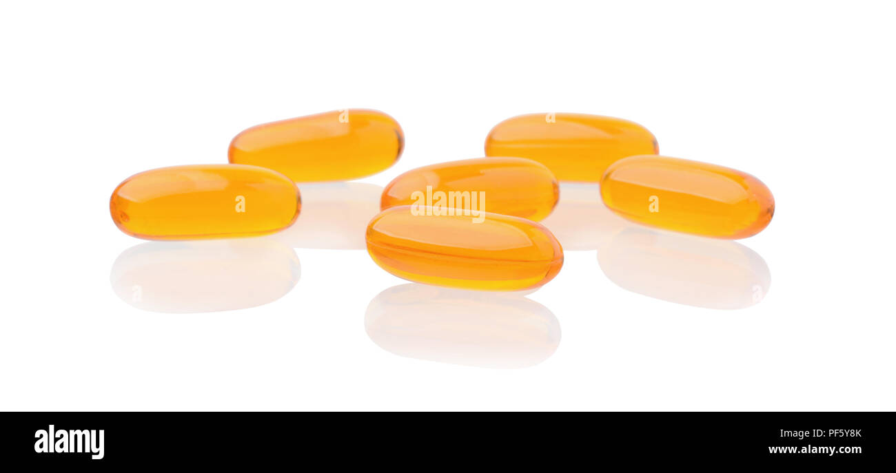 Supplément d'huile de poisson capsule isolé sur fond blanc Banque D'Images