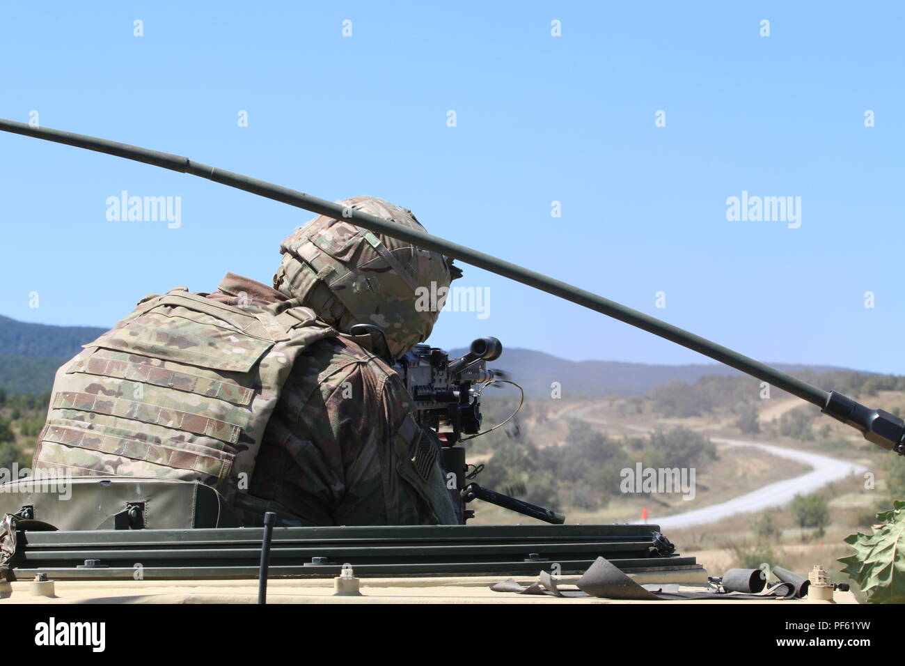 Le caporal de l'armée américaine. Jose Negrun, un soldat affecté à l'Inde en avant Support Compagnie, 2e Bataillon, 5e régiment de cavalerie, 1st Armored Brigade Combat Team, 1re Division de cavalerie, les feux d'une mitrailleuse M-240B au cours d'une table de l'onu cinq-stabilisées tir, de Novo Selo, Bulgarie, le 14 août 2018. Cet exercice est à l'appui de la résolution de l'Atlantique, un exercice d'entraînement durables entre l'OTAN et des Forces américaines. (U.S. La Garde nationale de l'armée photo par le Sgt. Jamar Marcel Pugh, 382e Détachement des affaires publiques/ 1ère ABCT, 1er CD/libérés) Banque D'Images