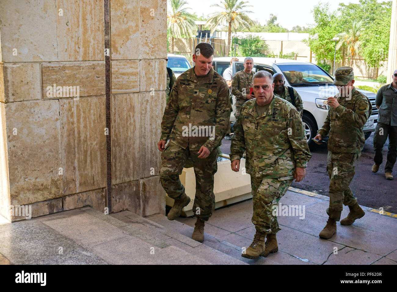 Lieutenant-colonel David Rowland, commandant du 1er Escadron, 3d de cavalerie de l'armée américaine d'escortes en chef, le général Mark Milley au centre des opérations de Bagdad, le 15 août, 2018. Brave Rifles troopers sont déployées à l'appui de l'Opération des Groupes de forces de travail, résoudre inhérent par, avec et par les forces de sécurité irakiennes et de la coalition pour vaincre ISIS en Iraq et en Syrie. Banque D'Images