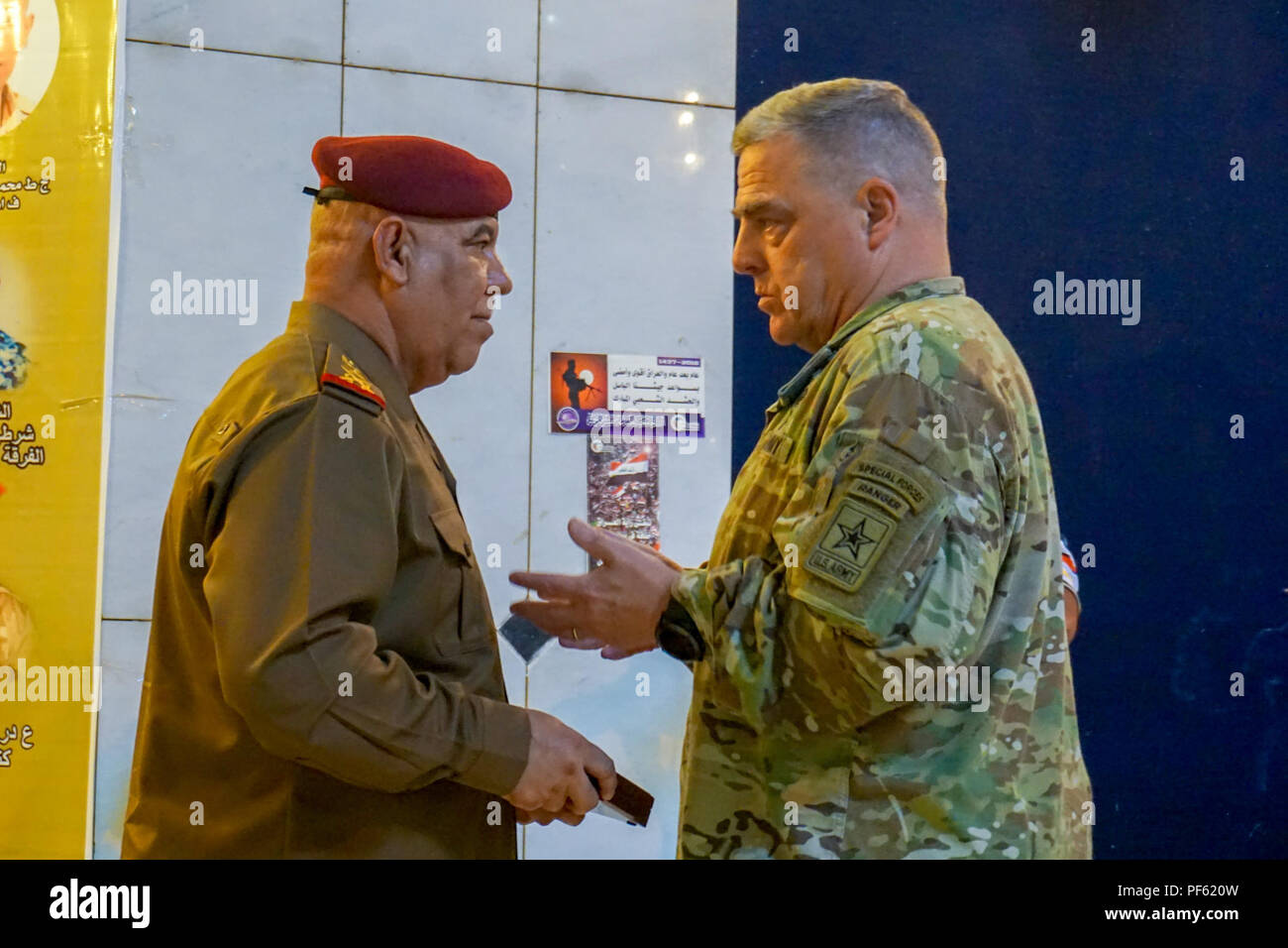 Le personnel iraquien le lieutenant général Jalil Jabbar al-Rubaie, commandant du Centre des opérations de Bagdad, l'armée américaine et Chef de cabinet Le Général Mark Milley, discuter des défis et menaces propres à Bagdad au cours d'une visite au Centre des opérations de Bagdad et 3d "brave régiment de cavalerie Rifles" troopers soutien à l'opération résoudre inhérent, 15 août 2018. Brave Rifles troopers sont déployées à l'appui de l'Opération des Groupes de forces de travail, résoudre inhérent par, avec et par les forces de sécurité irakiennes et de la coalition pour vaincre ISIS en Iraq et en Syrie. Banque D'Images