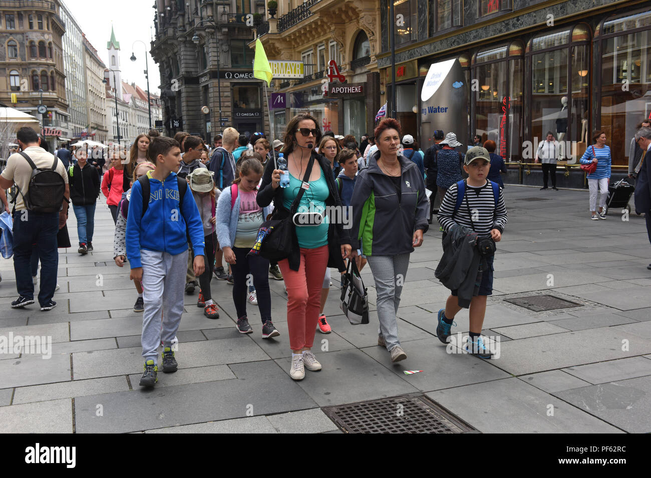 Guide touristique avec les touristes à Vienne, Autriche Banque D'Images