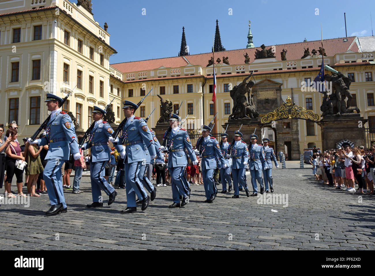 Cérémonie de la relève de la garde au Château de Prague, République tchèque. Banque D'Images