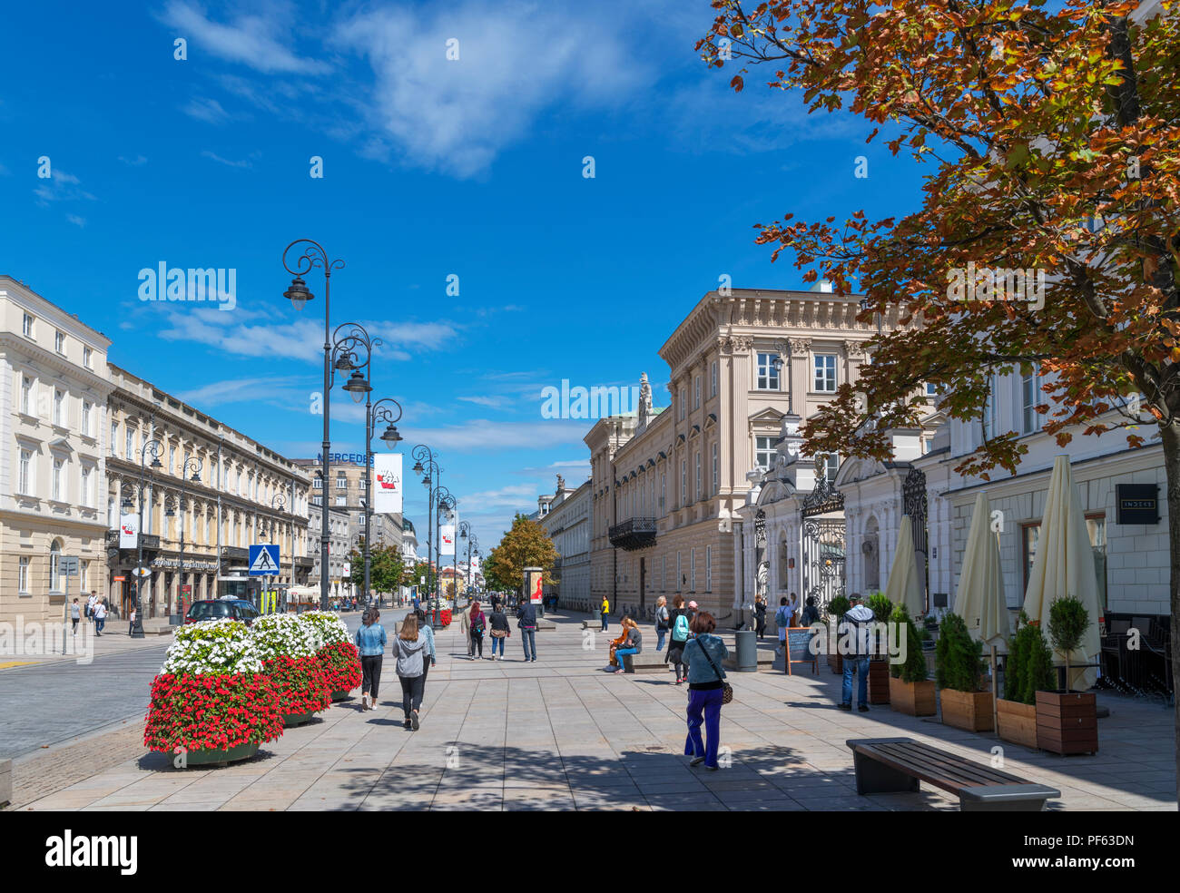 Krakowskie Przedmiescie, principal boulevard dans le centre ville, avec l'Université de Varsovie, vers la droite, Varsovie, Pologne Banque D'Images